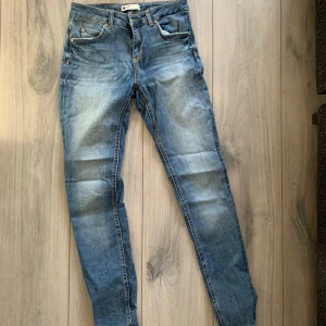 Jeans - Bild 1 = jeans blåa från Gina kostar 50kr + frakt , bild 2 = jeans blåa från bikbok 50kr + frakt , eller köp båda för 80kr + frakt