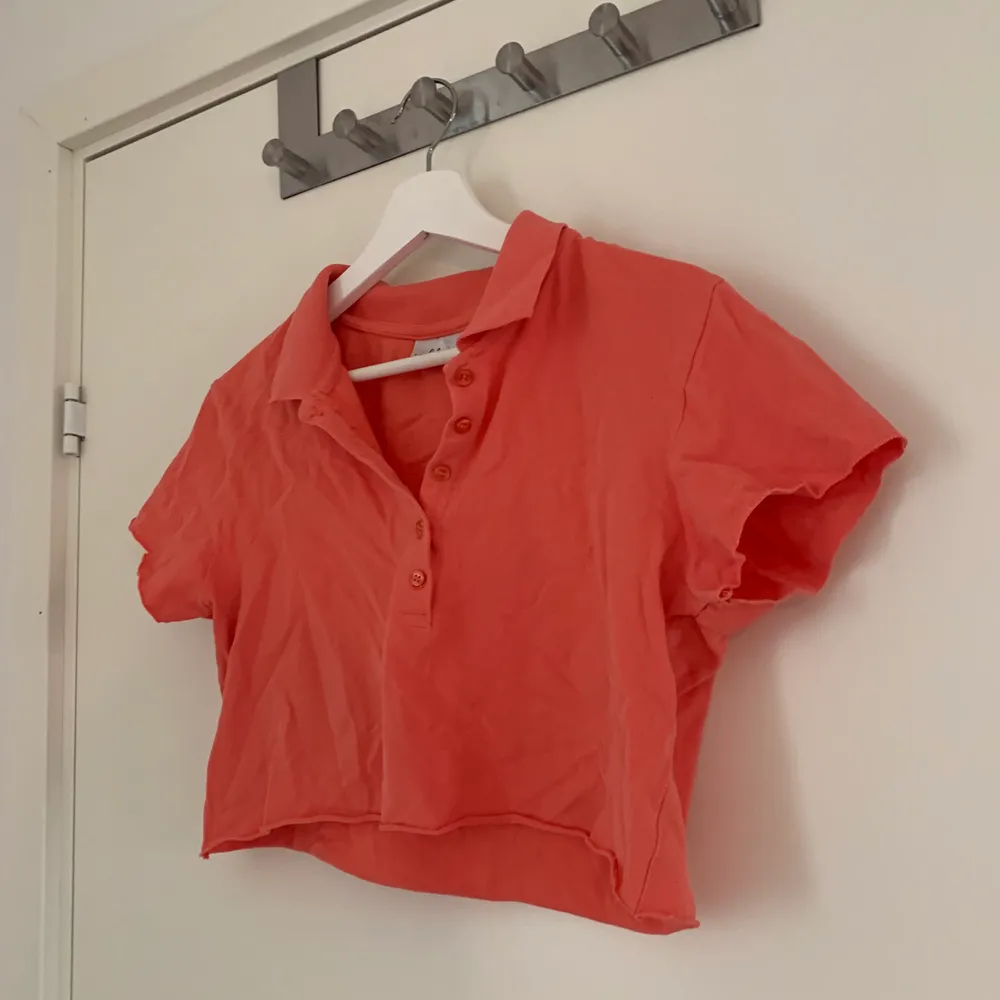 en aprikos/orange/röd tröja med knappar, som jag croppat själv💞 i bra skick🌸. Toppar.