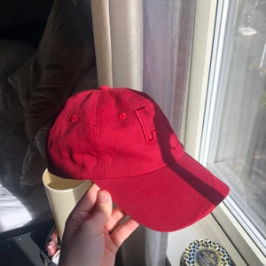 Armani jeans keps - Helt ny snygg armani keps, inga märken alls. Den är justerbar. Buda i kommentarerna🥰