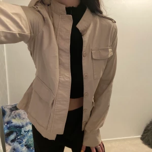 Jacka beige - Beige tunnare jacka perfekt inför våren. Super fin färg passar XS-S
