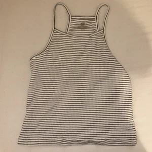 Linne , topp - Känn dig ännu somrigare med en sommar topp! Säljer min topp/linne från HM. Har inte använt den och prislapp är på. 