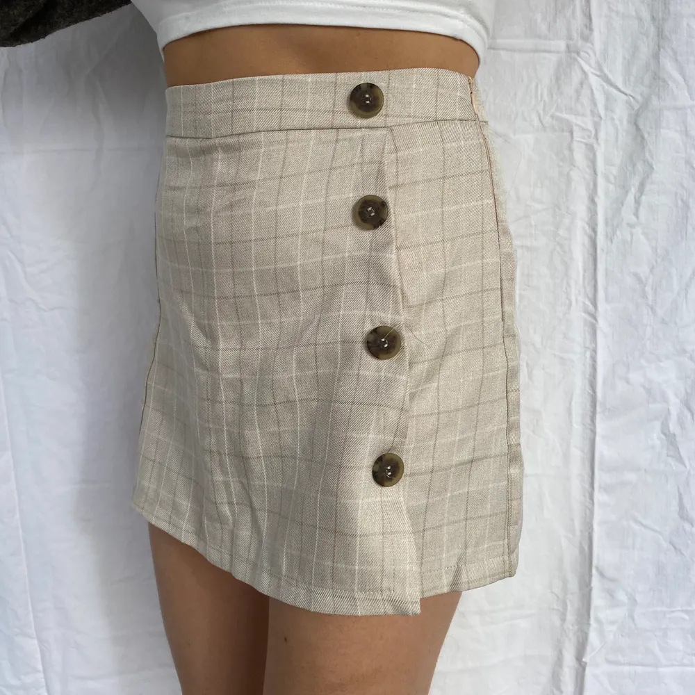 Säljer mina superfina beige rutiga skorts pga inte min stil. Men dom är verkligen jättefina och bekväma. Passar till vardags och fest! Köpt på nån butik i Nya Zeeland och använda ca 4-5 gånger 🦋 💕. Kjolar.