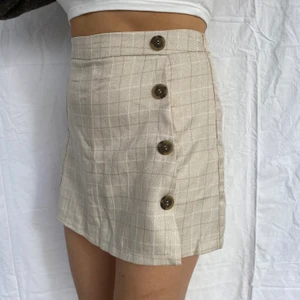 Rutiga skorts, kjol + shorts i ett! - Säljer mina superfina beige rutiga skorts pga inte min stil. Men dom är verkligen jättefina och bekväma. Passar till vardags och fest! Köpt på nån butik i Nya Zeeland och använda ca 4-5 gånger 🦋 💕