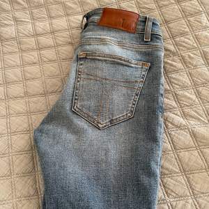 Super snygga jeans som är använda Max 2-3 gånger. Storleken är 27/30 men jag har sytt upp dem lite hos skräddare så skulle säga dem är 27/29. Är du mellan 150cm-158cm så kommer dem passa dig. 