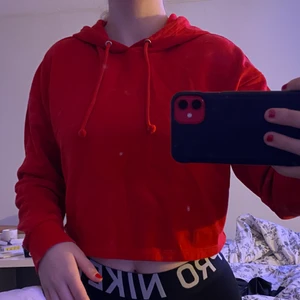 Croppad hoodie - Knappt använd, så den är i mycket bra skick! Priset kan diskuteras och köparen står för frakten:)