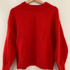 Säljer denna röda tjocktröja från hm! Aldrig använd, så tröjan är i nyskick🌟 väldigt mjuk och varm då den består av 10% ull. 