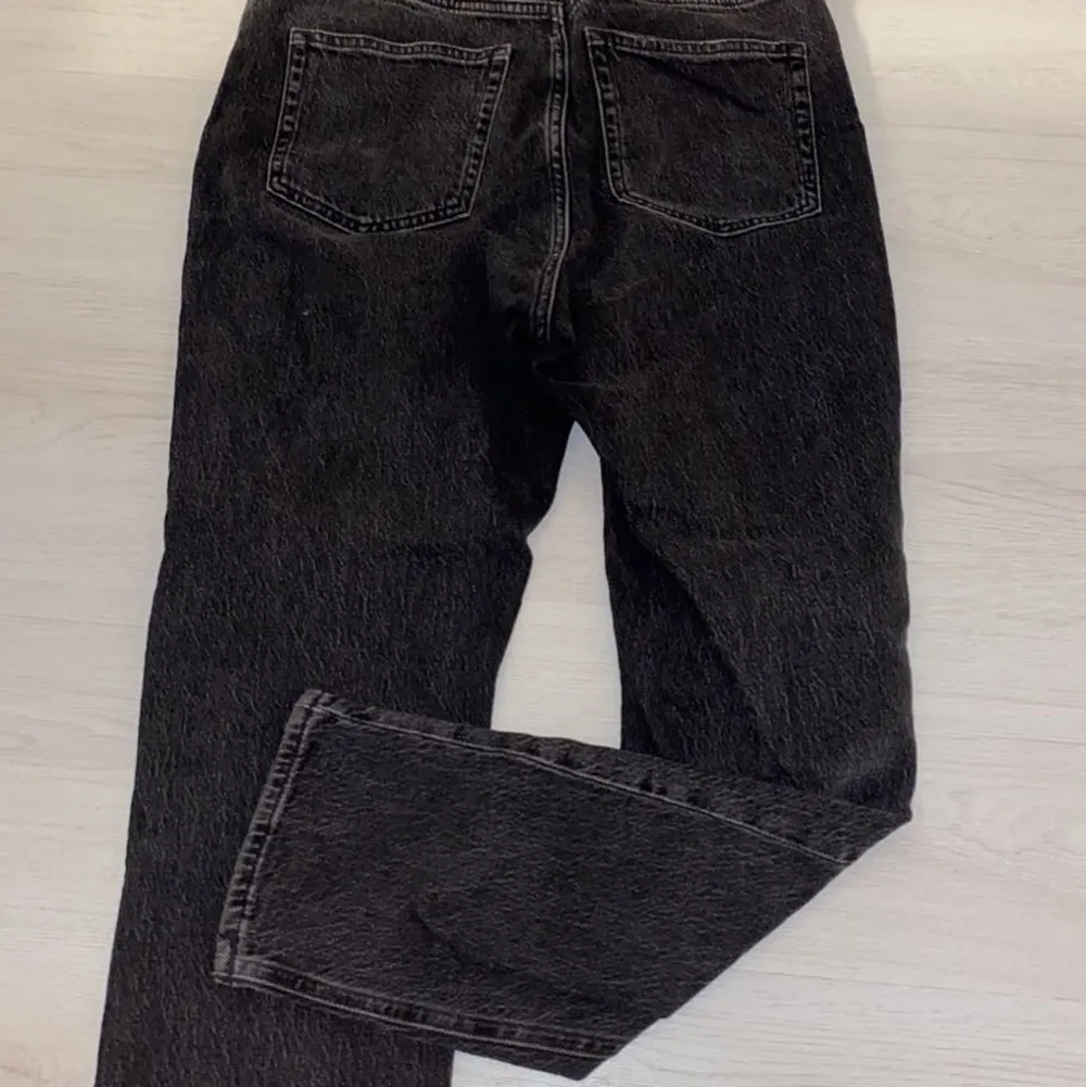 Snygga mörkgråa/svarta jeans från H&M! . Jeans & Byxor.