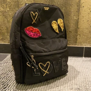 Ryggsäck VS - en supersöt VS väska. Nästintill oanvänd! Fick som present i USA. Går ej att få tag på i affären längre! ❤️