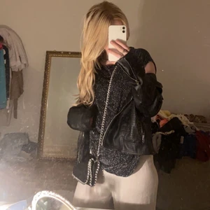 Glittrig tröja  - Helt ny tröja som inte kommer till användning💗 väldigt fin tröja som även passar mig som vanligtvis har S, tröjan e storlek L💗köpare står för frakten 💗