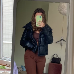 Svart Jacka xs  - Köpte denna jacka i vintras som jag nu bestämt mig för att sälja pga att min stil har ändrats:( Det är en ”Mini puffer” från abercrombie and fitch i skinnimitation. Köpte för ca 2000 💕