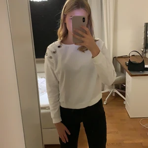 Sweatshirt NA-KD x Therese Lindgren  - Vit sweatshirt från NA-KD. Från Therese Lindgrens kollektion från många år sen. Storlek XS. 