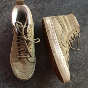 Vans vinterskor - Fodrade old skool vans i suede, fodrat med faux fur. Behandlad i scotchguard. Storlek 39. Mycket varma och sparsamt använda. 