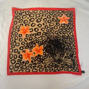 En jättesnygg bandana med leopard motiv. Märket är Alfred Ketter. köparen står för frakt ❤️ Köp gärna flera plagg på en gång så sparar du på frakten :)