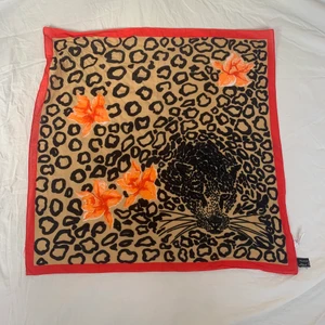 Bandana med leopard mönster - En jättesnygg bandana med leopard motiv. Märket är Alfred Ketter. köparen står för frakt ❤️ Köp gärna flera plagg på en gång så sparar du på frakten :)