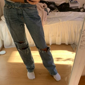 Mörkblå jeans me hål - Trendiga raka jeans från Gina med hål. Använda men i mycket bra skick, säljer för att jag har för mycket jeans. Storleken är 38 men jag som vanligtvis har 34 har dom mer pösigt. Köpta för 600kr