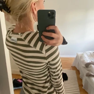 Ganni långärmad tröja  - sååå snygg ganni tröja som jag har varit osäker på att sälja, men den kommer tyvärr inte till användning! använd ett fåtal gånger och jättesnygg!!!💚 nypris 1200