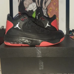 Jordan auramax  - Ett par snygga jordans till basket elle outfit. As sköna. Storlek 40 Men, funkar till dam också. Avänd max 3 gånger men var för små.Pris 1100 smsa mig om ni är intresserade att köpa