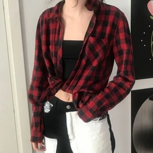 Rutig, röd skjorta 🥰 - Jag säljer den hära fina skjortan i storlek M. ❤️Den är i bra skick men jag använder den inte längre. ✨ Köparen står för frakt.✨