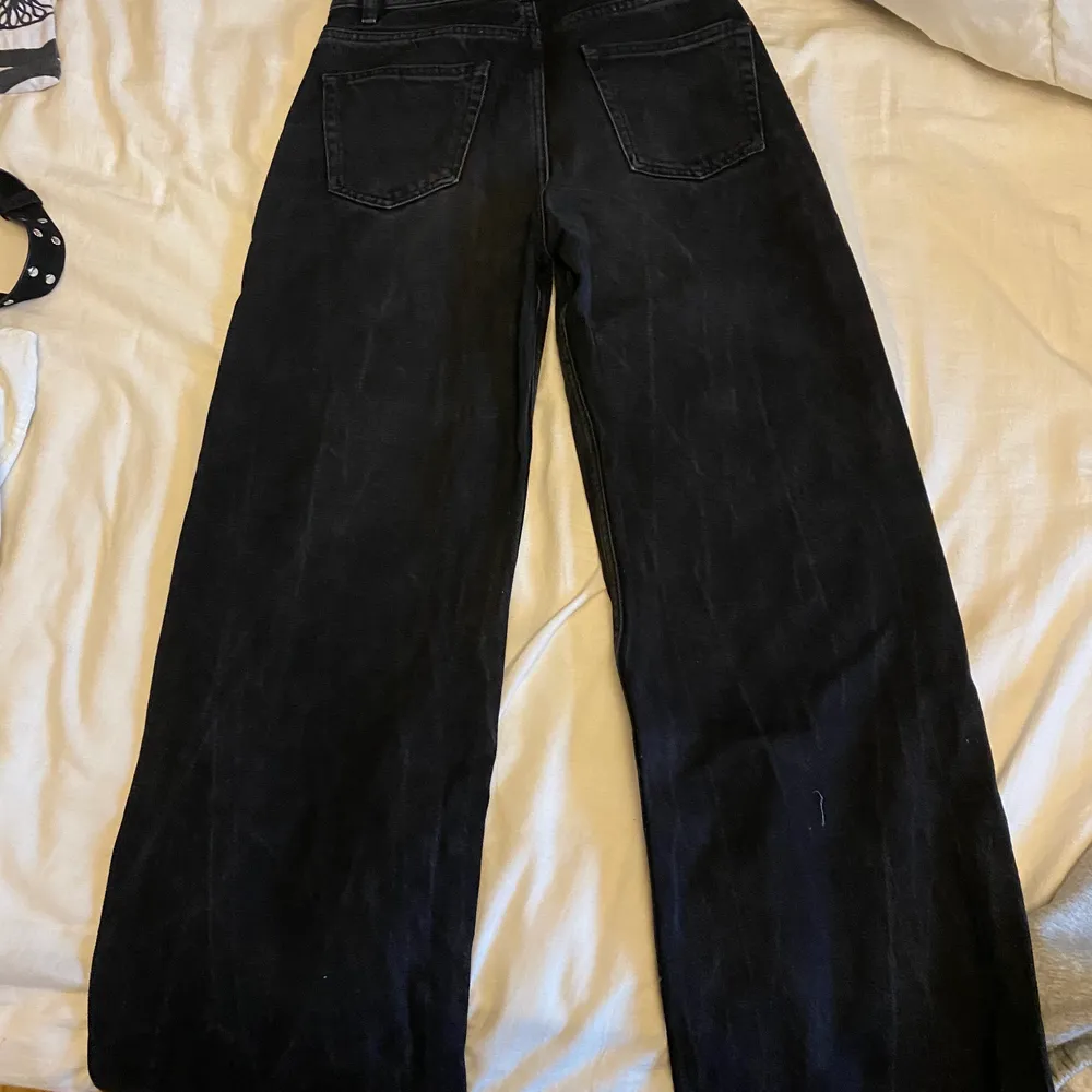 säljer mina svarta Wide Leg Jeans för jag har växt ur dom, använda flertal gånger men fortfarande i bra skick . Jeans & Byxor.