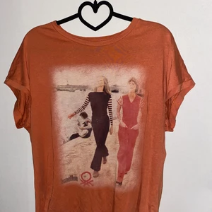 T-shirt med tryck  - Riktigt cool tisha. Säljer pga jag aldrig använder den längre. Strl skulle jag säga är S/M. Riktigt skönt material. 