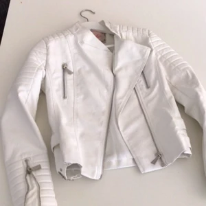 Vit skinnjacka  - Fin vit skinnjacka i mycket bra skick. Använd ett fåtal gånger!