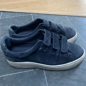 Sandro sneakers - Säljer mina absoluta favorit skor från Sandro, skicket skulle jag säga är väl använda men fortfarande hur snygga som helst och de passar till allt! Storlek 39 men kan passa en 38 då det är karborband