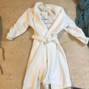 Blus - Aldrig andvänd, köpt för 999kr, väldigt fint skick. 