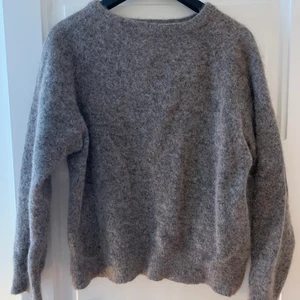 Carin Wester Tjocktröja - En fin gråmelerad/flerfärgad ylletröja från Carin Wester, inte så stickig! Ca. storlek S (skulle nog passa bäst på en Xs-S❤️ Perfekta hösttröjan! 