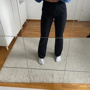 kostymbyxor bikbok - Säljer nu dessa svarta kostymbyxor från bikbok då dem inte kommer till användning. sitter bra på mig som är 170. De har pressväck längs benen❣️❣️❣️nypris:399 