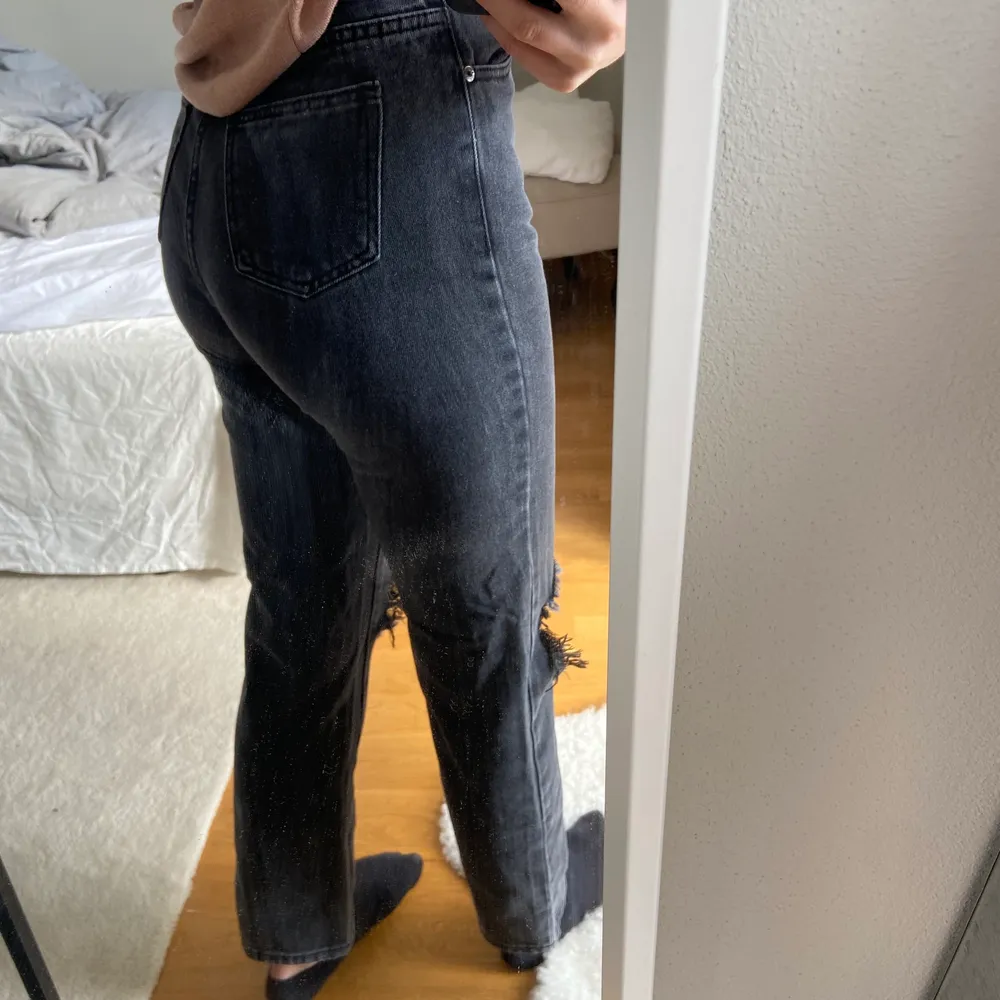 Super fina högmidjade mörk gråa jeans till salu, knappt använda så i super fint skick! Super bra passform och sitter super bra på, dom är i stl 34. Jeans & Byxor.