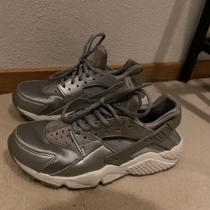 Super fina Nike skor - Ett par Nike skor som knappt är använda, dom är i stl 37,5! Superfint skick och kan hämtas nära Lund eller Helsingborg. Antingen skickas