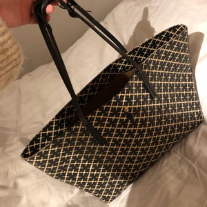 Malene Birger väska - Sjukt snygg väska som inte alls är sliten förutom på handtagen, det går att laga! Säljer pga använda inte längre, priset kan diskuteras vid snabb affär💕