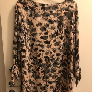 Fin klänning - Jättefin klänning med mjukt tyg, söta ärmar och inte så lång klänning. Inte använd så nycket i nytt skick