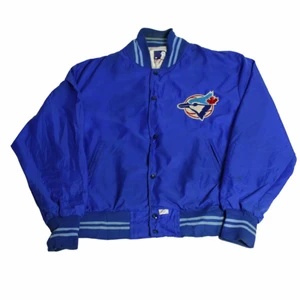 Patriots - Vintage Varsity Jacka - En starkt blå baseballjacka som kommer från usa:s stora baseballliga MLB och ett av deras lag. Är autentisk och väldigt svår att få tag på. Gjord med materialet nylon vilket är perfekt för höst. Thriftad i USA men är i väldigt gott skick.