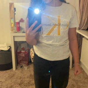 Calvin Klein t-shirt  - Calvin Klein t-shirt. Typ grå vit med gult, vit, gråt tryck 