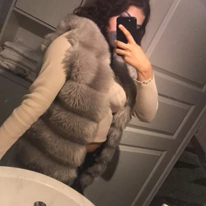 Pälsväst - Pälsen på jackan är inte riktig men däremot ser den ut som de. Använd några få tal gånger. Säljer pågrund av ingen användning av den. Vet ej vilken storlek men passar mig som har s/xs och M.                                                                    