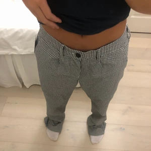 Kostymbyxor  - Snygga kostymbyxor som tyvärr är för långa för mig som är 160, köpt från secondhandbutiken EMAUS! Sitter som 36-38 i midjan :) Köparen står för frakten