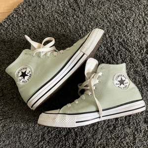 Gröna converse - SLUTSÅLDA! Enbart använda en gång där av helt som nya! Köparen står för frakten - 66kr. 💋💋💋 Nypris: 900kr