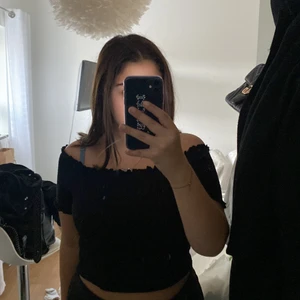 Topp från HM!  - Köpt sommaren 2020 och har använts en del, köpt för 99kr men säljer för 40kr, jättefin topp som går att styla med mycket. Väldigt stretchig, skulle säga att den passar strl M-XXL