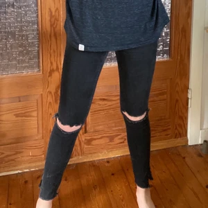 Svarta jeans  - Säljer dessa super fina jeans som tyvärr har blivit för små för mig!