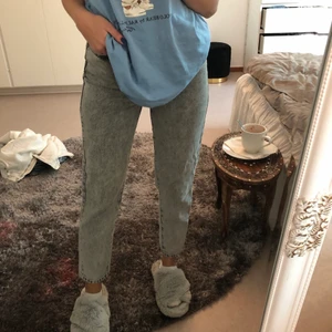 Mom jeans - Gråa jeans från Gina tricot, ny pris 550kr. 