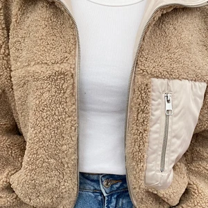 Teddyjacka  - En fin beige höst jacka från NA-KD. Endast använd ett par få gånger. I storlek S. Sitter superfint, och kan även användas åt båda hållen. Nypris 699kr (Tar inte ansvar för postens slarv) 