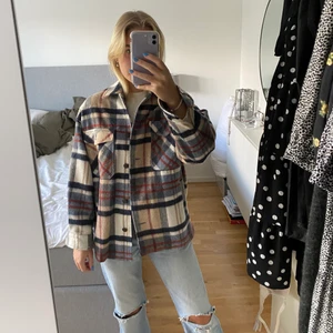 Rutig jacka - Superfin höstjacka från zara! Strl Xs men ganska stor! Köparen står för frakt 🐻💕 