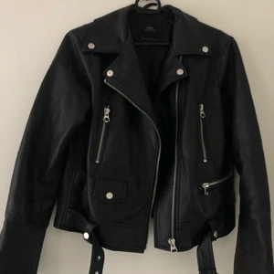 Zara skinnjacka - Snygg skinnjacka från zara, storlek M💕 tyvärr blivit för liten