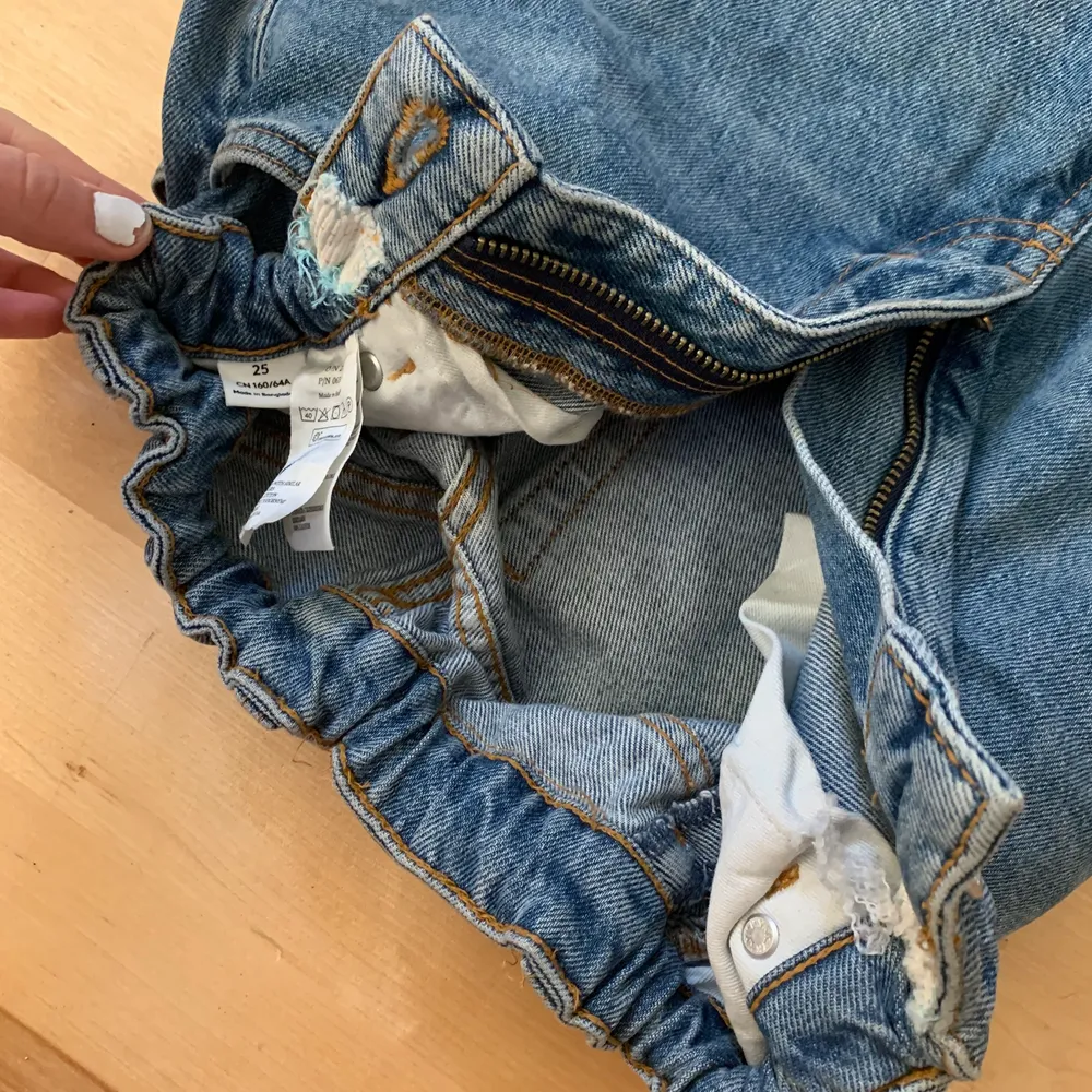 Blåa jeans från monki. Dom är i storlek 26 men jag har sytt in ett resårband i vilket syns på sista bilden. Det går säkert att klippa bort ifall man vill och det hade inte synts eftersom att det är på insidan. Annars väldigt bra skick, en liten fläck längst ner på ena benet men det går säkert bort i tvätten. . Jeans & Byxor.