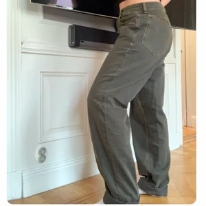 Mörk gröna Jeans  - Säljer ett par jeans som inte kommer till användning då som är för stora för mig. W34 L36 motsvarande 44 Eu i midja 78/82 cm höfter 104/108. Dom är långa så jag har vikt upp dom längst ner. Jag är 175cm