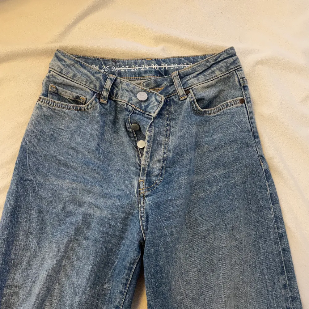 Blåa raka jeans från Bikbok i ”mid rise” typ. St 25. Säljer då de inte kommer till någon användning längre. 150kr + frakt.. Jeans & Byxor.