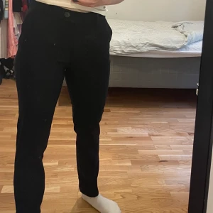 Kostymbyxor - Enkla och stilrena kostymbyxor från Mango! Säljer pga har ett par likadana. Aldrig använda så mycket par skick! 