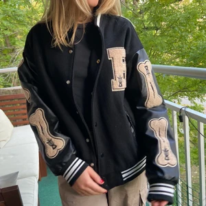 Varsityjacka - Skit snygg jacka som är i toppen skick, som ny!! Sitter perfekt lite oversize på mig som vanligtvis har xs/s❤️❤️ Min kompis på bilden är 167 men den sitter jättebra på mig som e 160 också!! Vid snabb affär kan priset sänkas! jackan e äkta såklart!