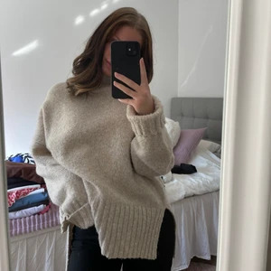 Stickad tröja - Stickad oversized tröja. Såå skönt material och inte stickigt. Vet inte märket tyvärr då jag klippt bort lapp men köpt på ASOS. Skriv privat vid frågor💕